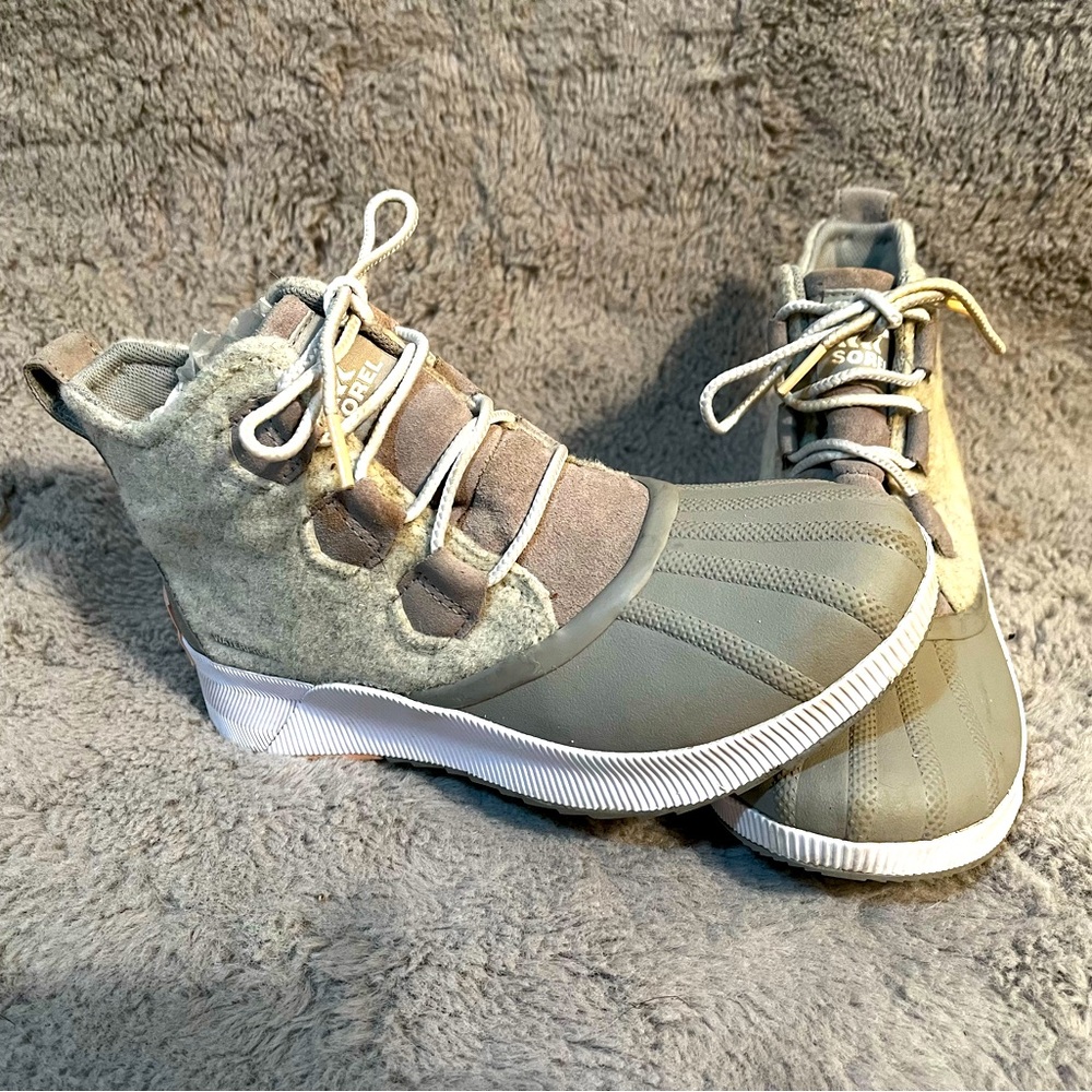 Sorel Women's Gray and Cream Winter Duck Boots